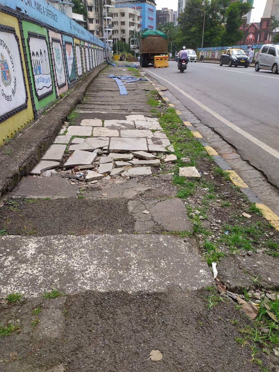 emptypat's tweet photo. @mybmc @mybmcWardE @IqbalSinghChah2 @Kamlakar_Shenoy @MNCDFbombay @RoadsOfMumbai This is the #Footpath at St. Mary's Bridge near #BurhaniCollege? #सुंदरमुंबई #म https://t.co/rSY3Up2Nn0