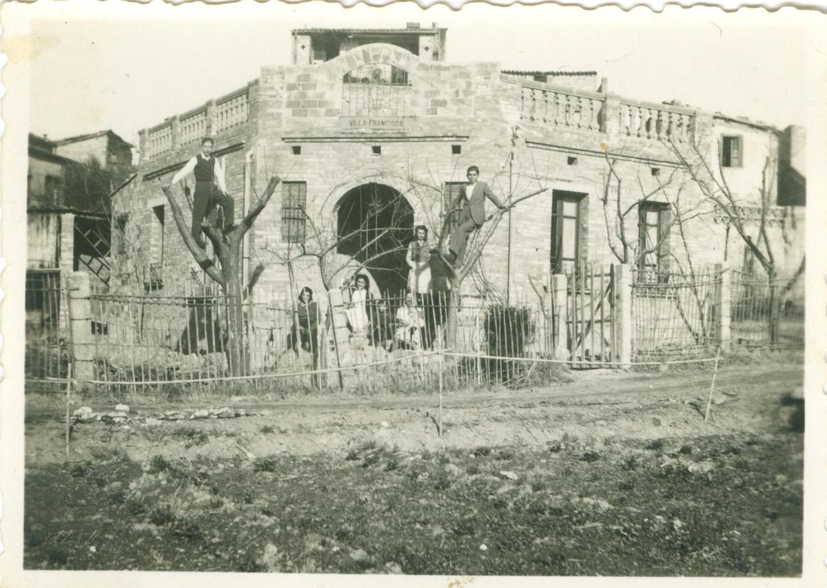 bmanresaab's tweet photo. 📷 Famílies Playà i Busquets davant de Cal Playà al carrer Balmes de #Manresa (anys 1940) 😍
Recuperem la #memòriahistòrica del barri de la Crta. de Santpedor 😊
#placomunitari #FAVM #bibliotequesxbm #bibliotequescat #quèfemalesbiblios #històriadelbarri https://t.co/0FAmPW5Ril