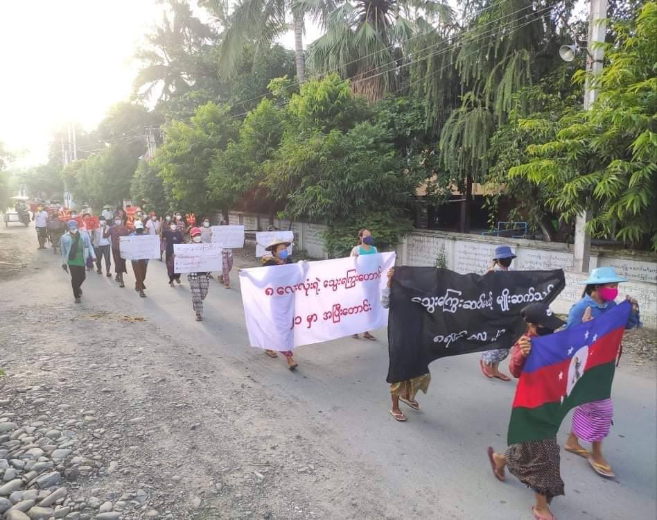 maymelin10's tweet photo. On the 184th day of anti-coup protests, locals in #Kale Tsp demonstrated against the military regime. LEGALIZATION OF NUG #Aug10Coup  #WhatsHappeningInMyanmar https://t.co/aMxa5m2D7m