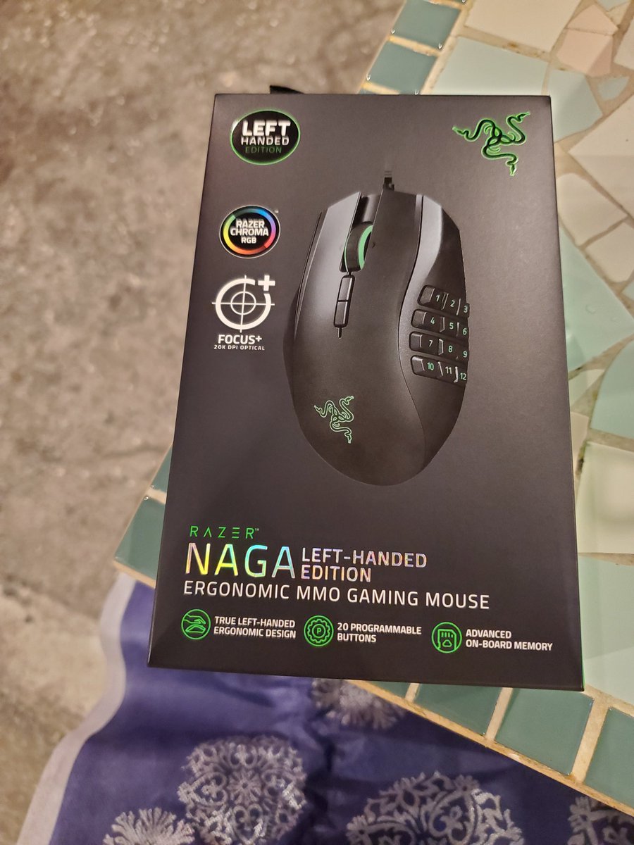 あれからマウスの電池切れたし、デスクに飲み物3回こぼしてキーボードとマウス濡らしてどうしようかと思ったけど、今日友人から誕生日プレゼントに新しいマウス貰った！
ほんとにありがとう～