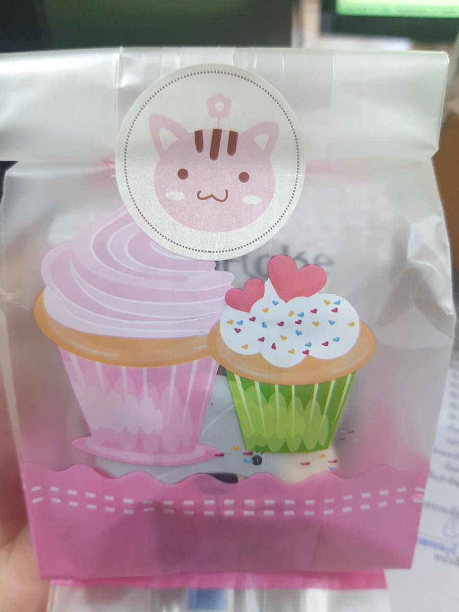 PurSe_blacks's tweet photo. ขอบคุณ​นะครับ​ที่ส่งขนมอร่อย​ๆมาให้กิน​ 💖 ใครอยากกินบราวน์​นี่หรือคุกกี้​แนะนํา​ร้านนี้เลยครับ​ 👉@TEA_CBAKER ขนมอร่อย​แถมแม่ค้ายังน่ารัก​อีก😉  #รีวิวteacbaker https://t.co/tfFe842o1W