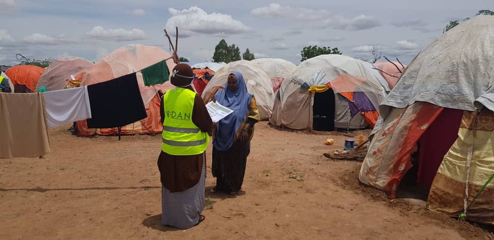 dansomalia's tweet photo. COVID-19 is real, IDPs have limited knowledge to adhere to basic preventive measures of the pandemic. @dansomalia continues COVID-19 awareness raising and mobilize IDP HHs to practice social distancing, identify observable COVID-19  symptoms and seek medical help.#beletweyn https://t.co/dh3vqwB1Km