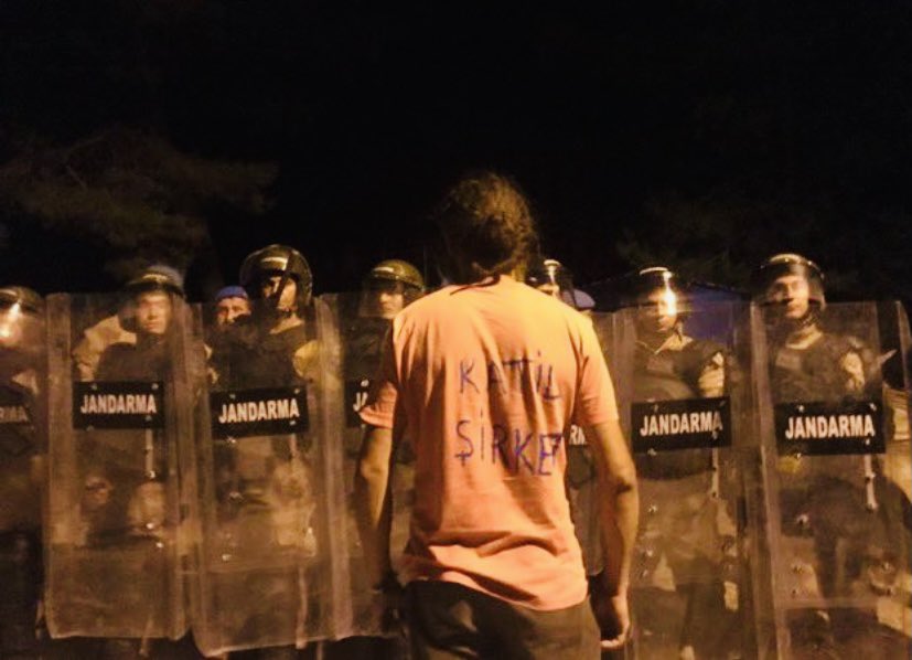 Devlet, bir ülkenin halkını, toprağını, ormanını korumak için vardır.
Türkiye halkı, omuz omuza, ülkenin  toprağını, ormanını devletten korumaya çalışıyor.