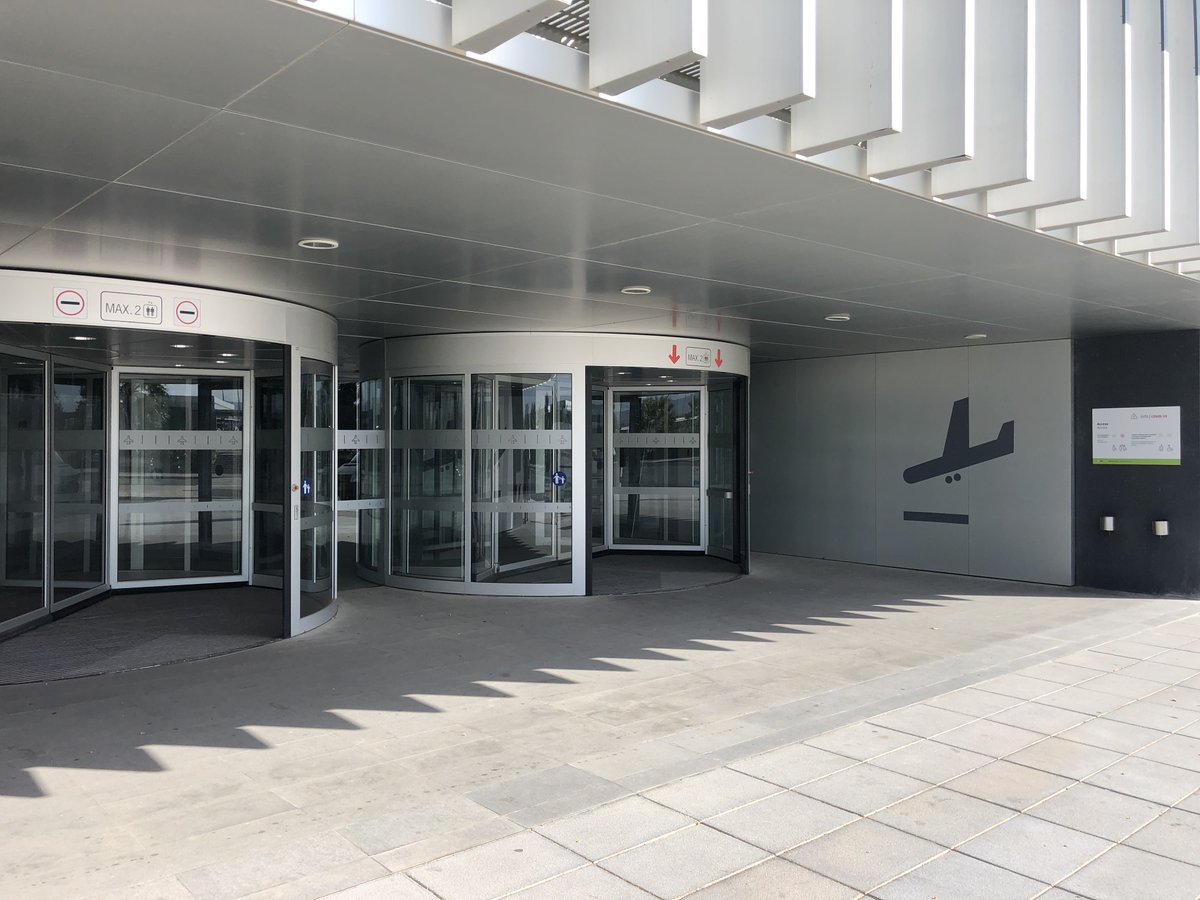 aena's tweet photo. At the destination #airport 🛬
↔️ Keep the distance while waiting for your luggage.
🧳 Come to collect it individually.
👥 If somebody is going to pick you up, remember that they must wait for you outside the terminal building.
👉 More info at https://t.co/xMJRpkj8yV. #FlySafe https://t.co/LPAYRHRIJr