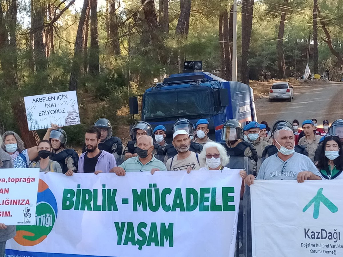 ekolojibirligi's tweet photo. Akbelen Ormanındayız.

Arkadaşlarımız gece yarısı jandarmanın müdahalesi ile nöbet tuttukları alandan zorla çıkartıldılar. Gece yarısından bu yana oturma eylemindeler. Şimdi bizde yanlarındayız.

Topraklarımızı korumak, yaşamı savunmak terk derdimiz.
 #AkbelenOrmanınıVermeyeceğiz https://t.co/ZPK8jJnXdV