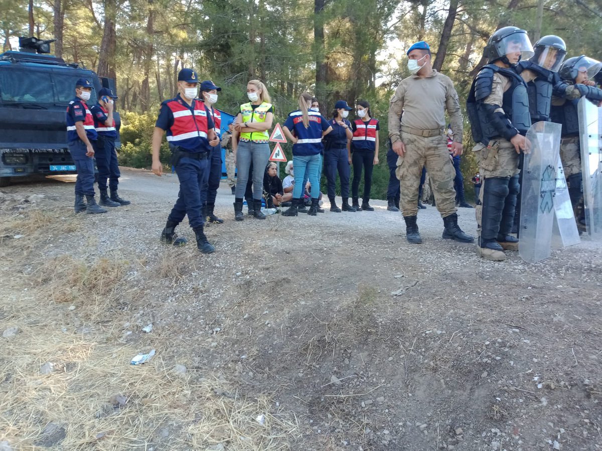 ekolojibirligi's tweet photo. Akbelen Ormanındayız.

Arkadaşlarımız gece yarısı jandarmanın müdahalesi ile nöbet tuttukları alandan zorla çıkartıldılar. Gece yarısından bu yana oturma eylemindeler. Şimdi bizde yanlarındayız.

Topraklarımızı korumak, yaşamı savunmak terk derdimiz.
 #AkbelenOrmanınıVermeyeceğiz https://t.co/ZPK8jJnXdV