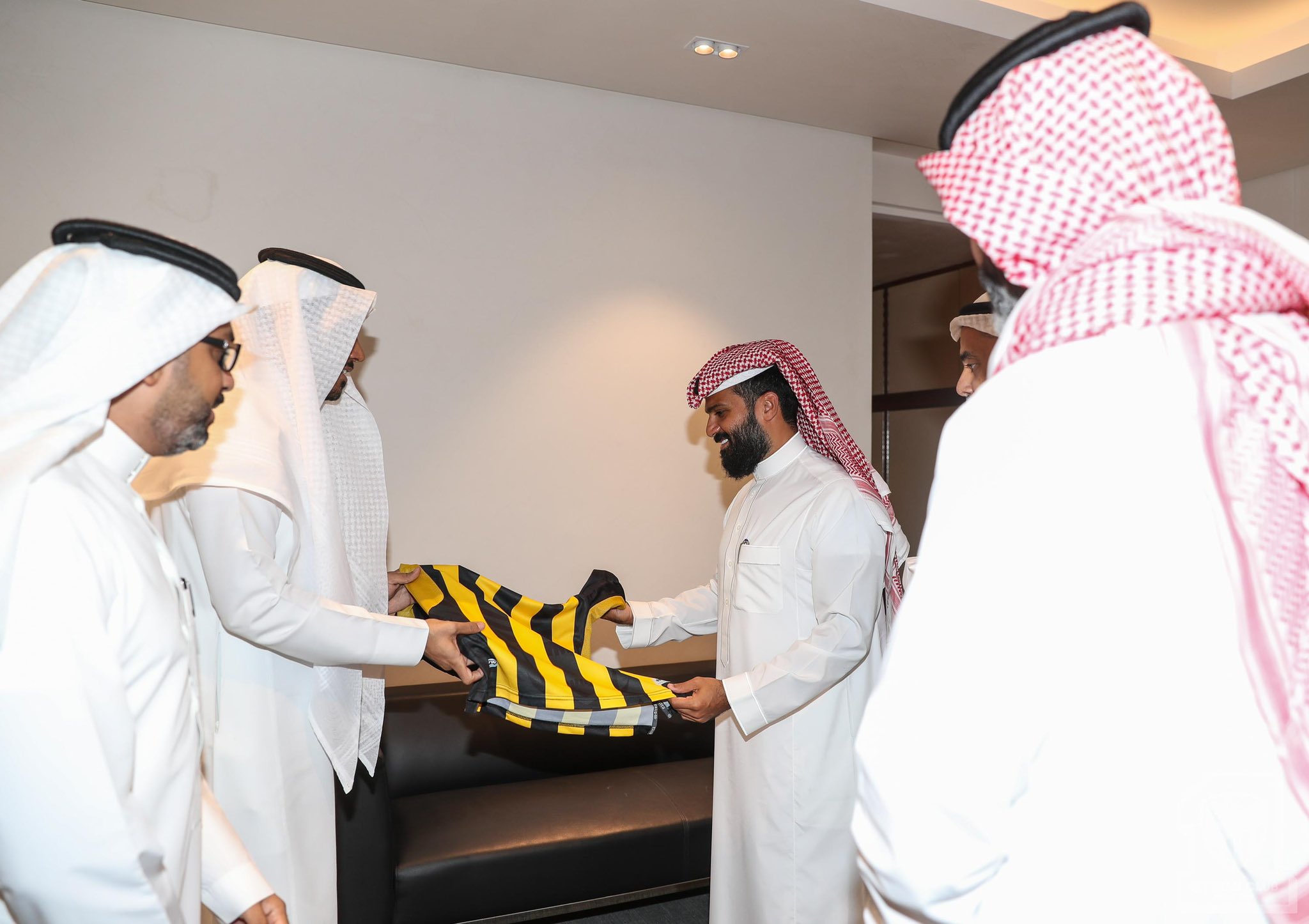 قناة أبو ظبي - الرياضية/نادي #الاتحاد السعودي يُدشن أطقم ...