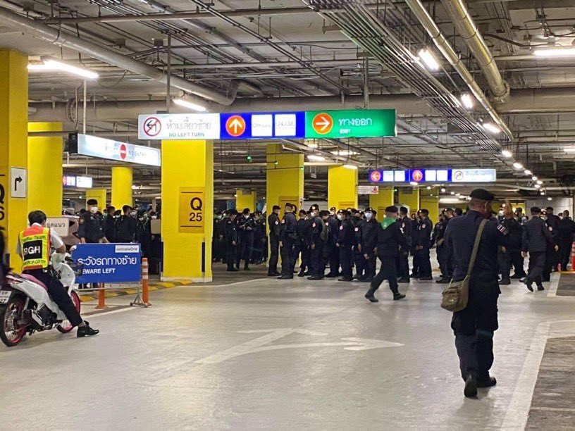 เซ็นทรัลเวิร์ดให้คฝ.เข้าไปหลบ พวกนายทุนเอาอีกแล้วนะมึง #ม็อบ10สิงหา