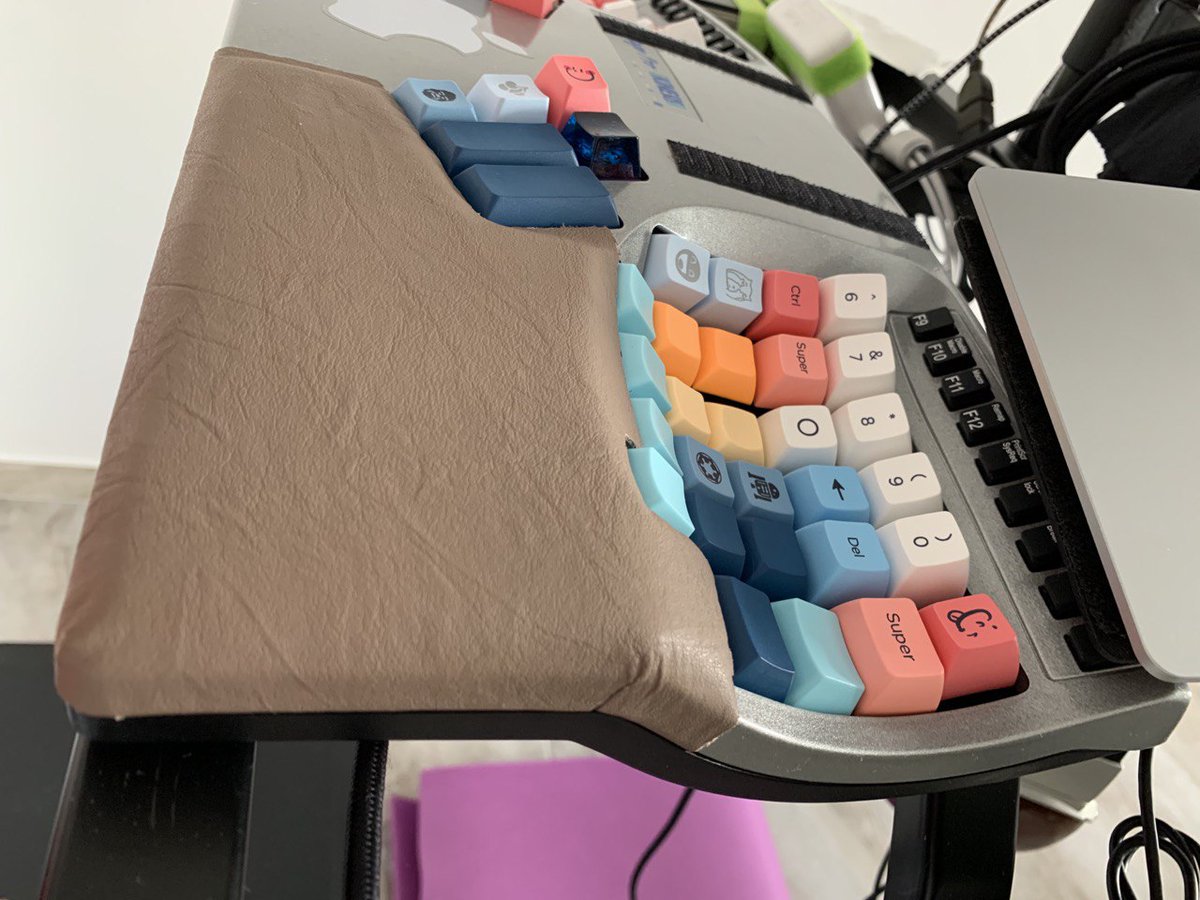 yugaego's tweet photo. Got my #Kinesis #AdvantagePro upgraded again: with wide and soft leather pads. The hands are much happier now (and the sound is quieter). https://t.co/EFUh0ShJIU