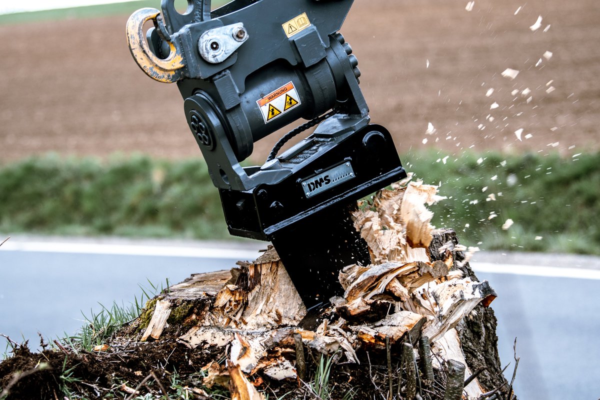 DMStec's tweet photo. DAS ORIGINAL im Einsatz - Die DMS-Wurzelratte! #dmstec #minibagger #baggerarbeiten #anbaugeräte #zweischalengreifer #wurzelratte #baumwurzel #wurzelfräsen #kommunaltechnik #gartenundLandschaftsbau #galabau #gartenlandschaftsbau #landschaftsbau #tiefbau #gartenundlandschaftsbau https://t.co/5RShf66z7l