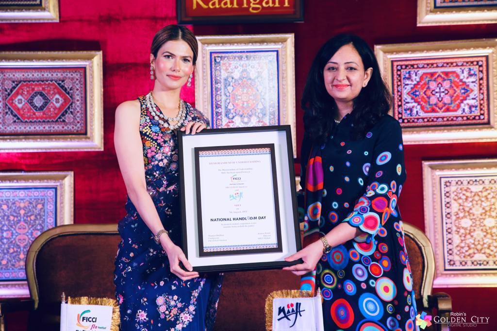 AmritsarFlo's tweet photo. @AmritsarFLO signs MoU with NIIFT
This National Handloom Day Manjot Dhillon Chairperson @AmritsarFlo signed an MoU with Ms Avneet Kaur PCS,Director,Northern India Institute of Fashion &amp;Technology, aiming to work in tandem to promote Indian handlooms and crafts. @Industries_GoP https://t.co/QEsXvAgKVf