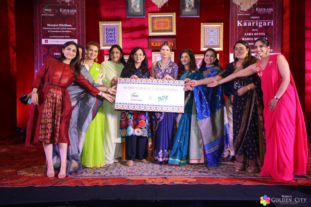 AmritsarFlo's tweet photo. @AmritsarFLO signs MoU with NIIFT
This National Handloom Day Manjot Dhillon Chairperson @AmritsarFlo signed an MoU with Ms Avneet Kaur PCS,Director,Northern India Institute of Fashion &amp;Technology, aiming to work in tandem to promote Indian handlooms and crafts. @Industries_GoP https://t.co/QEsXvAgKVf