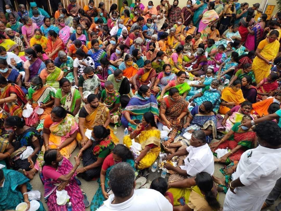 rangasamy_kongu's tweet photo. நீங்க வேற லெவல் வேலுமணி மாமா.

 எங்க ஊரு விஜயபாஸ்கர் மாமாவும், அவரது தம்பியும் எலெக்சன்லயும் கஞ்சதனம் பண்ணிணாங்க, ரெய்டு வந்தப்பவும் போராடின தொண்டர்களை கண்டுக்கல.

நீங்க வேற வேற வேற லெவல்!!!!
@annamalai_k @OfficeofminMRV @SPVelumanicbe https://t.co/Ni9Kts6mhj
