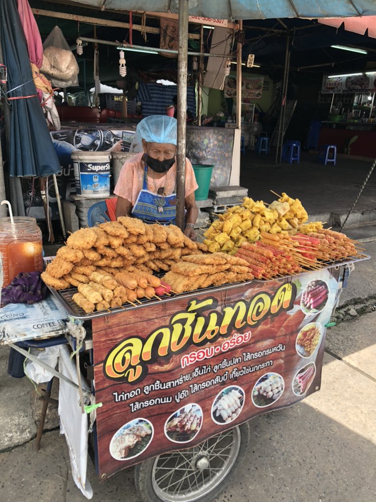 "วันนี้ยายเอาน้ำมันแค่สองขวดพอหนู ยายขายไม่ดีเลย" เป็นประโยคที่ยายเข้ามาซื้อน้ำมันที่ร้านแล้วชอบพูดอยู่บ่อยๆ ยายขายลูกชิ้นทอด 5บาท 10บาทเอง แถมคุณยายพูดเพราะมากกกด้วย คุณยายเข็นรถมาขายแถวปากซอย ลาดปลาเค้า 63 (ข้างๆตลาดบัว) ช่วงเที่ยงๆเลยครับ  ขอใช้พื้นนี้เป็นอีกหนึ่งกำลังใจครับ