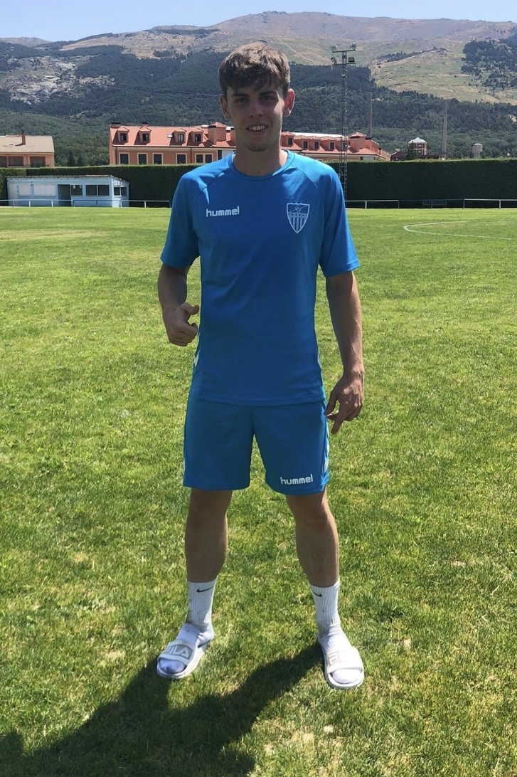 MadridYtm's tweet photo. Hoy despertamos con una gran noticia,  nuestro joven talento Iván Venégas firma por dos temporadas con la Gimnástica Segoviana.

Le deseamos mucha suerte en este nuevo reto.

Vamos @VenegaSs__ 💪💪💪⚽️⚽️⚽️ https://t.co/eGa7FtjlXk