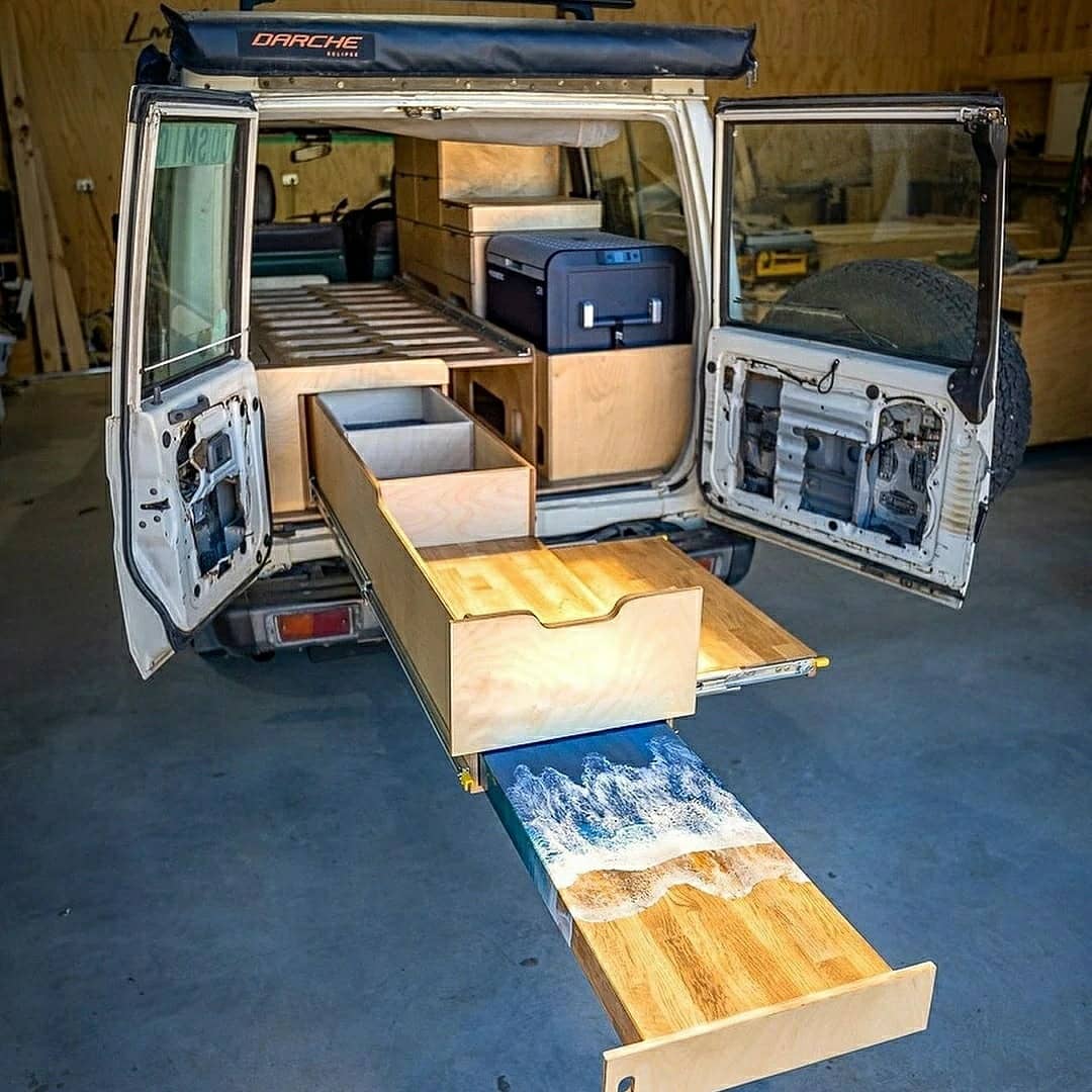 vanlifia's tweet photo. We've all seen river tables, but one built into the rear drawer is epic. Great epoxy design as well 😍🌊
.
📸 @lunavans_ 
.
#campingbox #camperbox #campboxy #minicamper #microcamper #vanlifia #divcamper #campervan #tinyvan #tinycamper #vanlife #camplife #roadtrip #wohnmobil https://t.co/9RHvK9WV2u