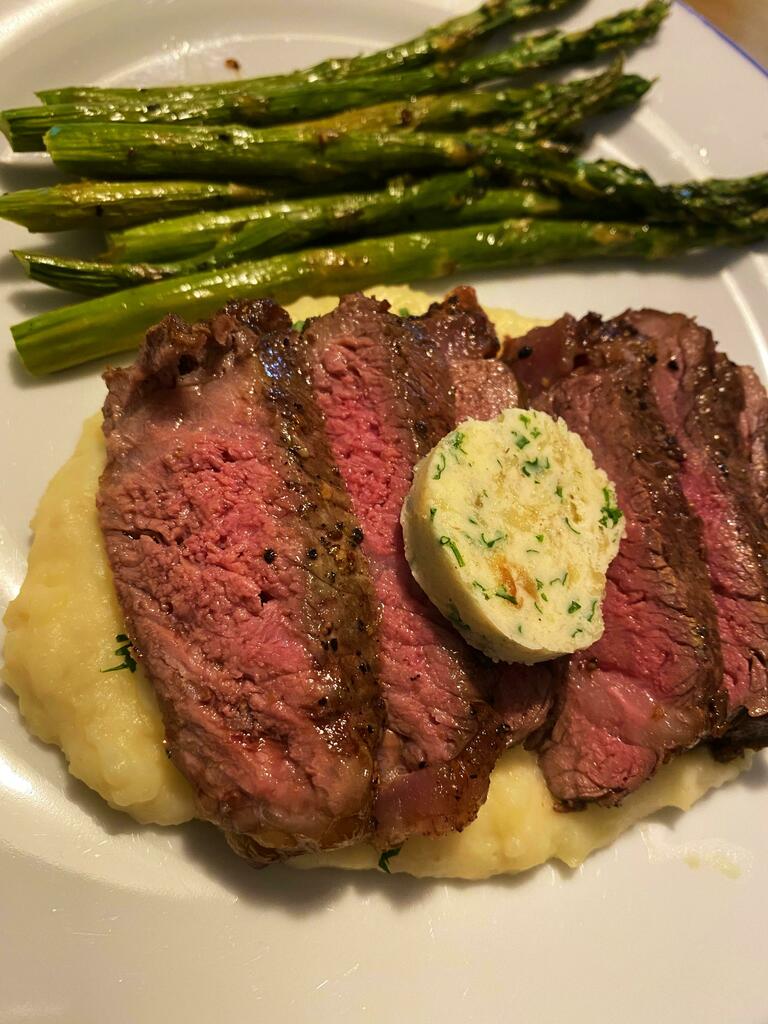 foodietechlab's tweet photo. [Homemade] NY Striploin, Horseradish Mashed Potatoes, and Asparagus #viral #trending #foodie #foodblogger #foodphotography #ff #tbt #ico https://t.co/bVjZwbI2vG