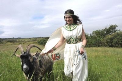 lorraineelizab6's tweet photo. Thread: @puck_fair, Killorglin, Kerry, #Ireland. A goat is thought to have warned Killorglin's people of Oliver Cromwell army during his conquest of Ireland in 17th C but origins probably go back at least to Lughnasadh! ©photos not mine #VirtualPuck2021🐐 https://t.co/CE6B4kcR9Y https://t.co/3ypVryhU4H