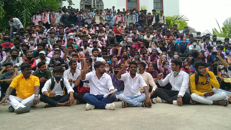 kumaresha_s's tweet photo. *ಪದವಿ ಹಾಗೂ ಸ್ನಾತೋಕತ್ತರ ವಿದ್ಯಾರ್ಥಿಗಳ ಸೆಮಿಸ್ಟರ್ ಪರೀಕ್ಷೆಯನ್ನು ರಾಜ್ಯ ಸರ್ಕಾರ ಹಾಗೂ ಯುಜಿಸಿ ಆದೇಶದಂತೆ ಅನುಷ್ಟಾನಗೊಳಿಸಲು ಆಗ್ರಹಿಸಿ ಬೃಹತ್ ಪ್ರತಿಭಟನೆ*
#s_kumaresh #shimoga #Karnataka #student_power_nation_power #incshi #shimogaiyc https://t.co/FeoCnvtRQd