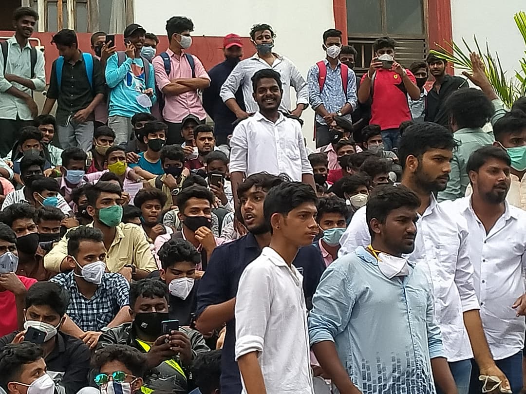 kumaresha_s's tweet photo. *ಪದವಿ ಹಾಗೂ ಸ್ನಾತೋಕತ್ತರ ವಿದ್ಯಾರ್ಥಿಗಳ ಸೆಮಿಸ್ಟರ್ ಪರೀಕ್ಷೆಯನ್ನು ರಾಜ್ಯ ಸರ್ಕಾರ ಹಾಗೂ ಯುಜಿಸಿ ಆದೇಶದಂತೆ ಅನುಷ್ಟಾನಗೊಳಿಸಲು ಆಗ್ರಹಿಸಿ ಬೃಹತ್ ಪ್ರತಿಭಟನೆ*
#s_kumaresh #shimoga #Karnataka #student_power_nation_power #incshi #shimogaiyc https://t.co/FeoCnvtRQd