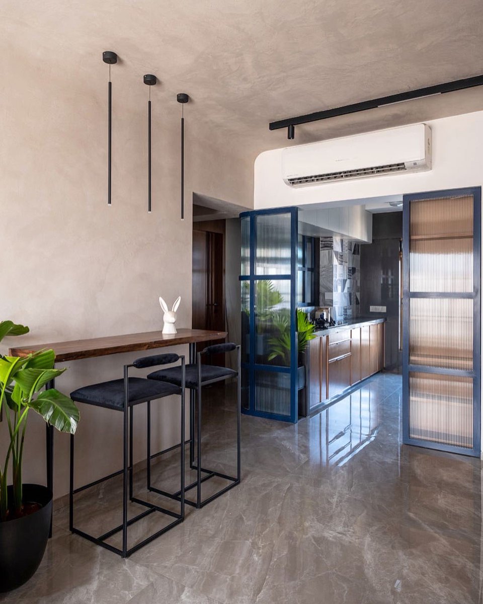 goodhomesindia's tweet photo. Bijou Haus, as the home is called, is a 3BHK apartment in Vile Parle, Mumbai, spanning an area of 780sqft.
Design: @limited.edition.design.studio
Photography: @thekuber
#goodhomesmagazine #hometour #vibrantspaces #brightside #design https://t.co/k4upFFeOcr