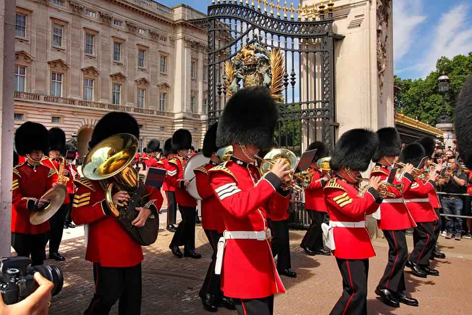 The Changing of the Guard at Buckingham Palace will resume from Monday the 23rd August 2021.
Thereafter, the ceremony will take place on Monday's, Wednesday's, Friday's and Sunday's, weather permitting.