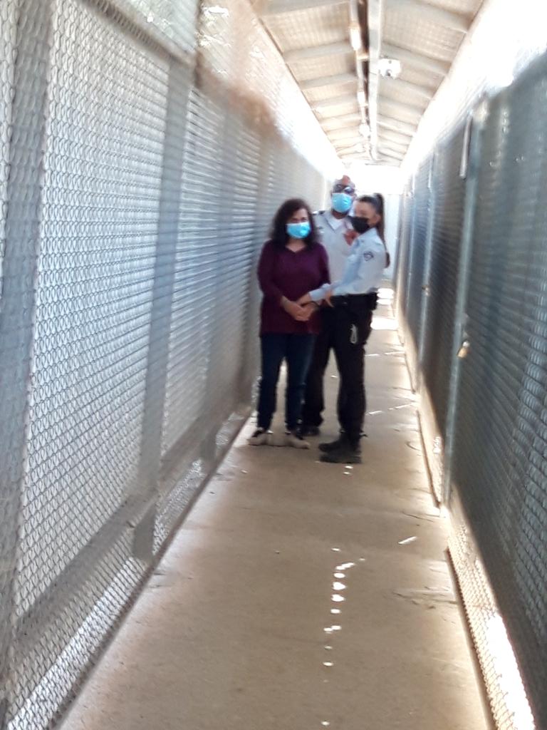 Juana Rodríguez llega esposada al tribunal militar israelí que la juzga en Cisjordania. Parece cansada tras cuatro meses de cárcel. "Estoy bien", dice con un hilo de voz