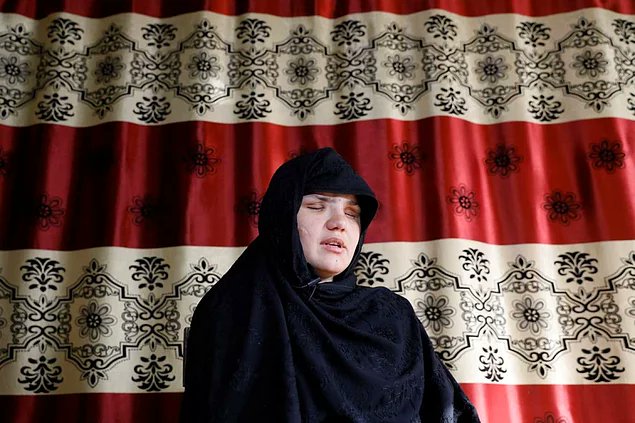 Afganistan da KADIN ;
*Çalıştığı için gözlerinden bıçaklanıp kör edildi ,
*Eşi tarafından yüzünden vuruldu ,
*Karşı çıktığı için akrabaları tarafından burnu ve kulakları kesildi,
Keşke o ne oldukları belli olmayan Afganları alacağınıza Afgan Kadınlarının sesi olsaydınız.