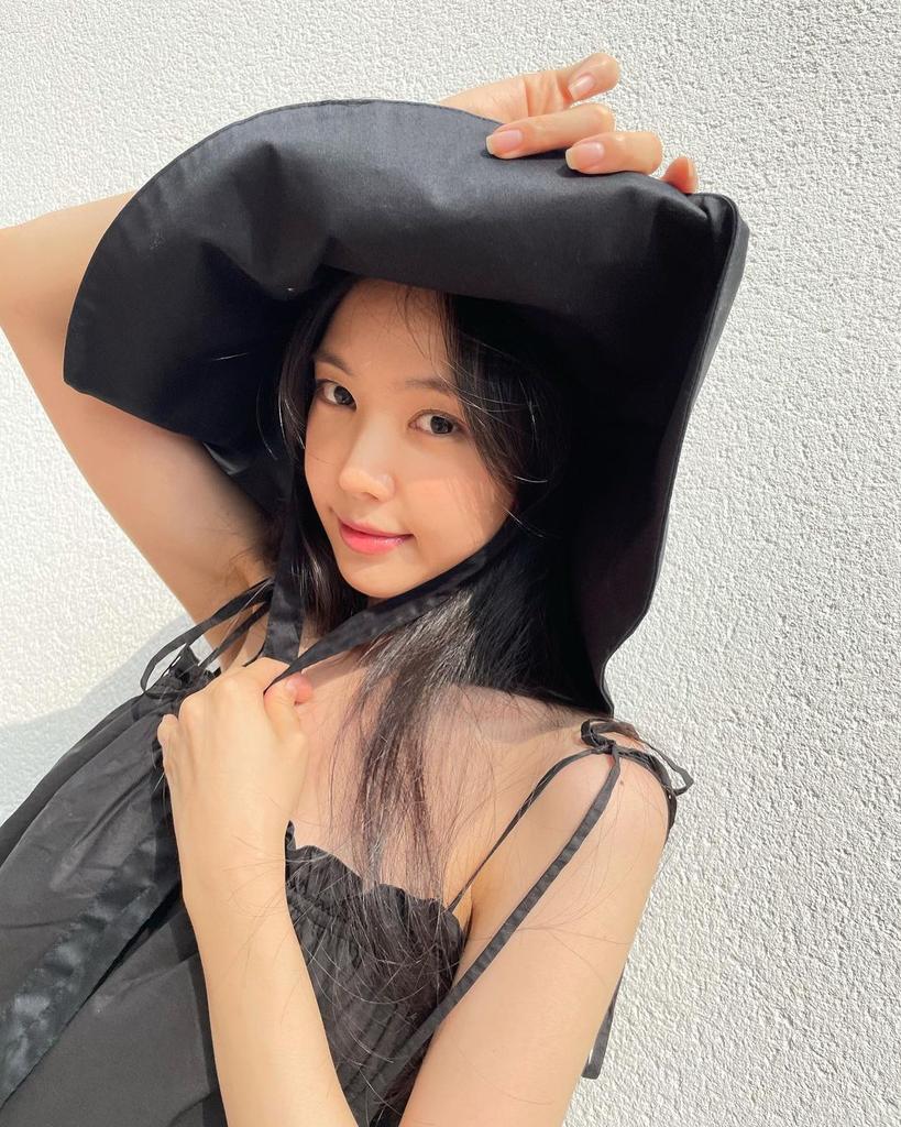 claireeeuna's tweet photo. Our Beloved Fairy 😇

[Naeun Instagram Updated 📸]
https://t.co/Vk2xF5mui8

#NAEUN #Apink #fashion https://t.co/I90QxDmAb1