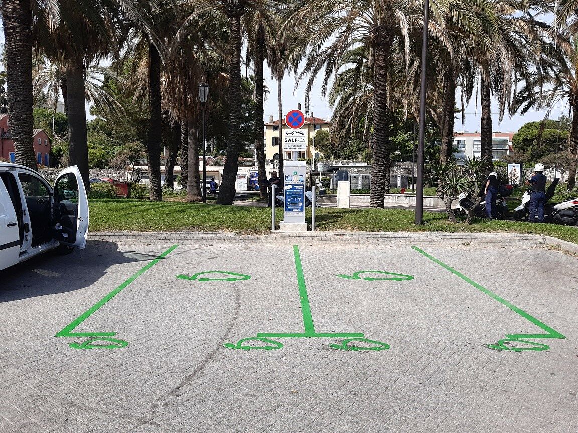 CASAOfficiel's tweet photo. 🔋🚘 [#WIIZ] Le réseau s'agrandit : décarbonnez votre été !

2 bornes supplémentaires ont été installées sur le territoire de la CASA 
▪️ Pkg de la plage du Ponteil, Promenade Pierre Merli à Antibes 
▪️ Route de Vence, à Saint-Paul-de-Vence

▶️RDV sur https://t.co/GvUaciWBKH https://t.co/syogKmluCj