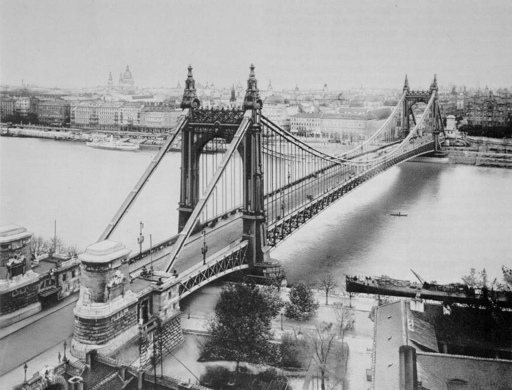 TothBagd's tweet photo. @KatarinaHed @trad_revival @Bjornhassel Unfortunately the Elisabeth Bridge lost its former glory https://t.co/liub8Egmrl