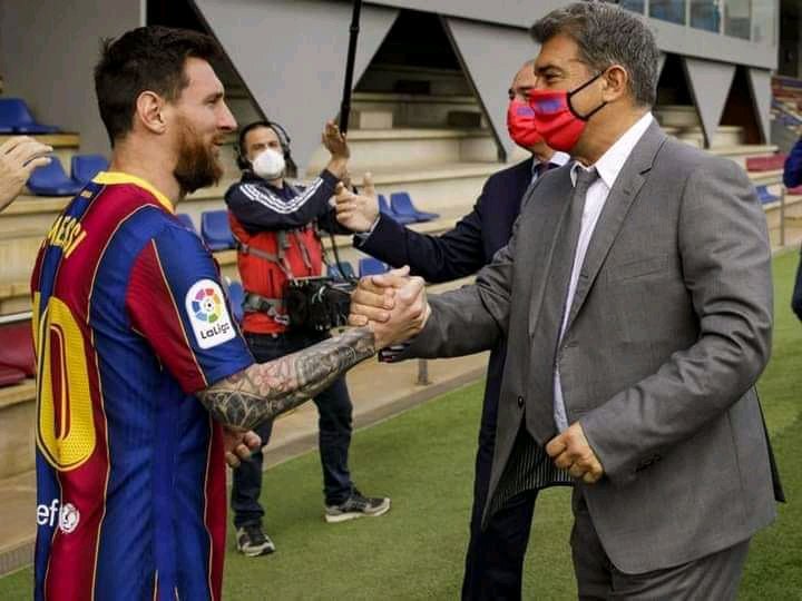 GOAT_H2O's tweet photo. Barcelona sources have sent making any late contract proposal to Lionel Messi 😢

He's actually leaving 😢
#MessiQuedate 
#messivsbarca
#MessiForever 
#goodbyeleo
#MessiPSG 
#MessiLeavingBarca https://t.co/Swpz7NhhqZ