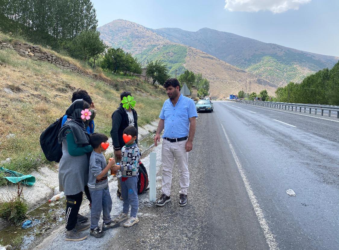 HemmedAliAslan's tweet photo. Siz hiç mülteci oldunuz mu 
Çoluk çocuğunuzla aç susuz ?

Siz hiç yabancı bir ülkede eşiniz çocuğunuzla açıkta uyudunuz mu ?

Fotolar Tatvan - Van arası bir karakol önü

Mültecilerin arabaya binmesi yasak yürümesi serbest !

Ya izin vermeyin, ya da çoluk çocuğu perişan etmeyin ! https://t.co/mgG1bnTExQ