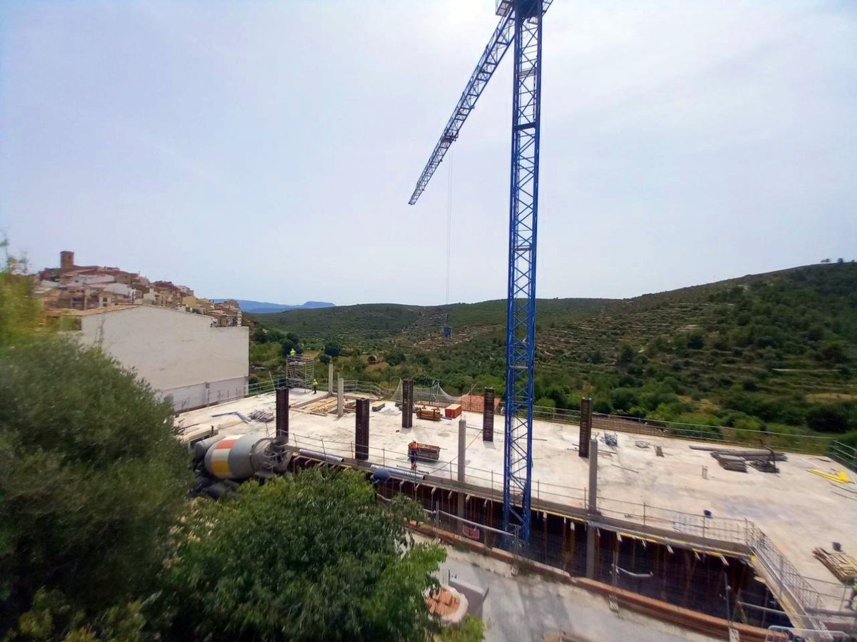 compromis_nord's tweet photo. 🏫Les obres de l'Escola de les Useres acabaran amb una situació de trasllat "provisional" de 15 anys!

✅Amb una inversió de 2,8M d'€, es preveu que estiga acabada al primer trimestre de 2022, i està generant 70 llocs de treball👷‍♀️

@VicentMarza @VictorGarcia_T👏👏

#AulesDignes https://t.co/utzvcr4B2x