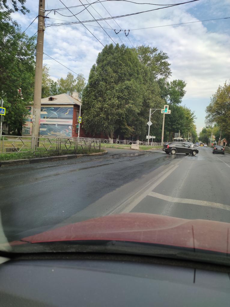 Так и льёт! Уже 2 недели точно, размыло асфальт, огромные ямы! Перекрёсток пр.Кирова/ул.Мирная. Когда устранят? <a href="/sks_rks/">СКС</a> <a href="/SamMobilePriem/">Мобильная приемная Губернатора Самарской области</a> <a href="/DepGorHozSamara/">Департамент ГХиЭ</a>