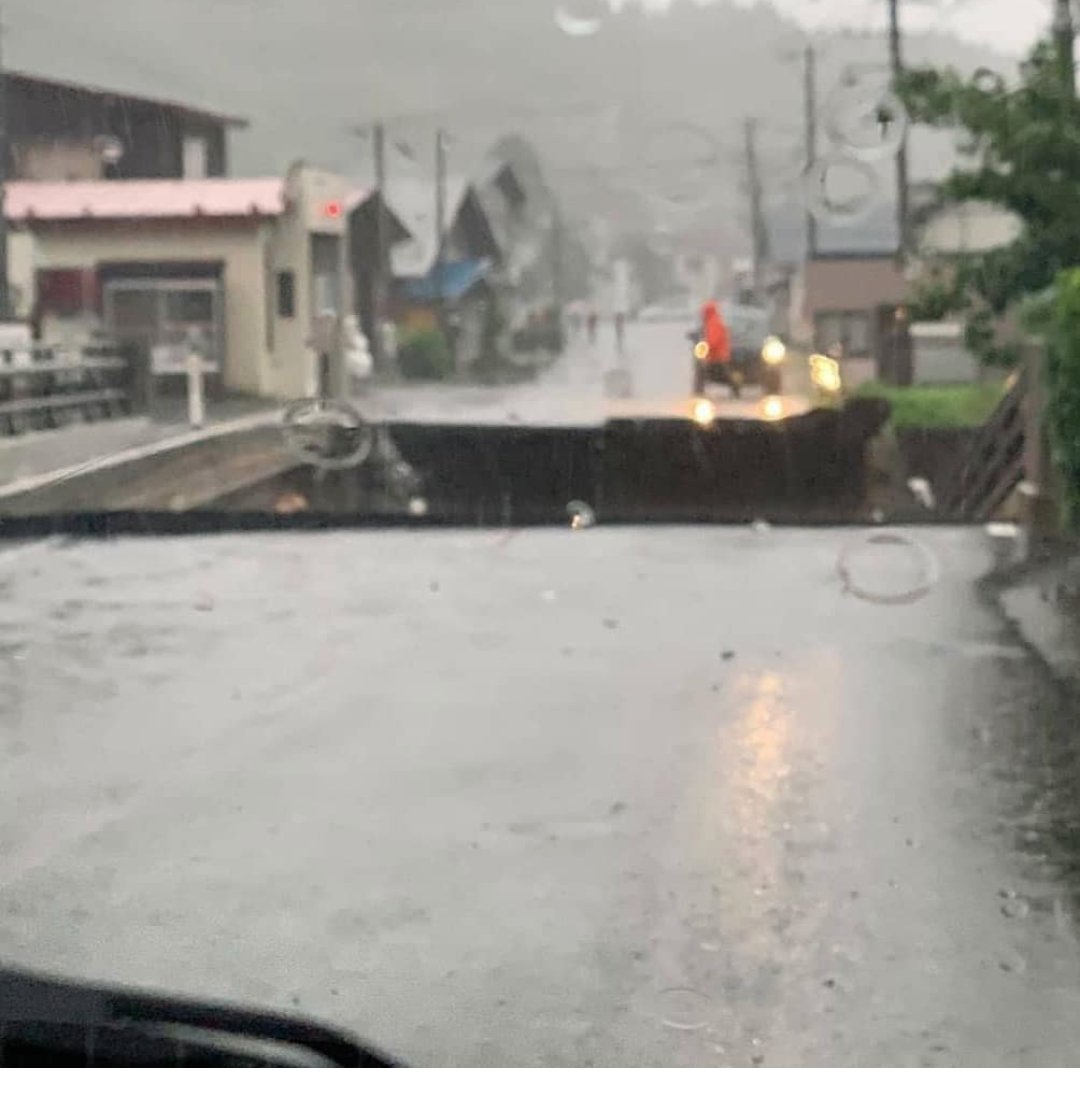 jaimeleschats11's tweet photo. 青森県下北郡風間浦村大畑町、むつ市‼️昨日の雨、風がひどく唯一の橋が崩壊しています。生活道路なのでこのままだと物資も届かきません。田舎だから報道されてません。⚠️拡散希��⚠️ https://t.co/yRHPhFc75Y