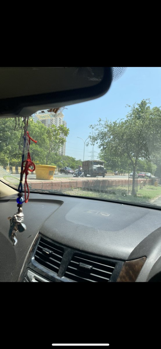 119_gaur's tweet photo. @CeoNoida @noida_authority Brining to your notice this deadly U-Turn in front of Sec 122. The exit of vehicles taking U turn is not secured leading to accidents and risk of Fatal accidents every minute. Kindly take action. @TOINoida https://t.co/7eCB4R4neu