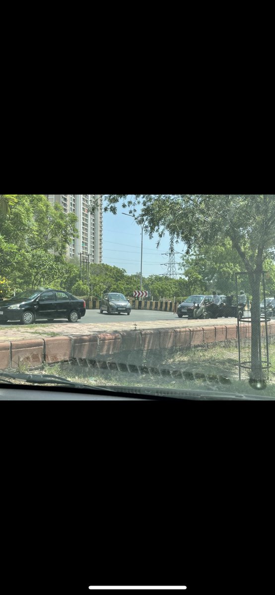 119_gaur's tweet photo. @CeoNoida @noida_authority Brining to your notice this deadly U-Turn in front of Sec 122. The exit of vehicles taking U turn is not secured leading to accidents and risk of Fatal accidents every minute. Kindly take action. @TOINoida https://t.co/7eCB4R4neu