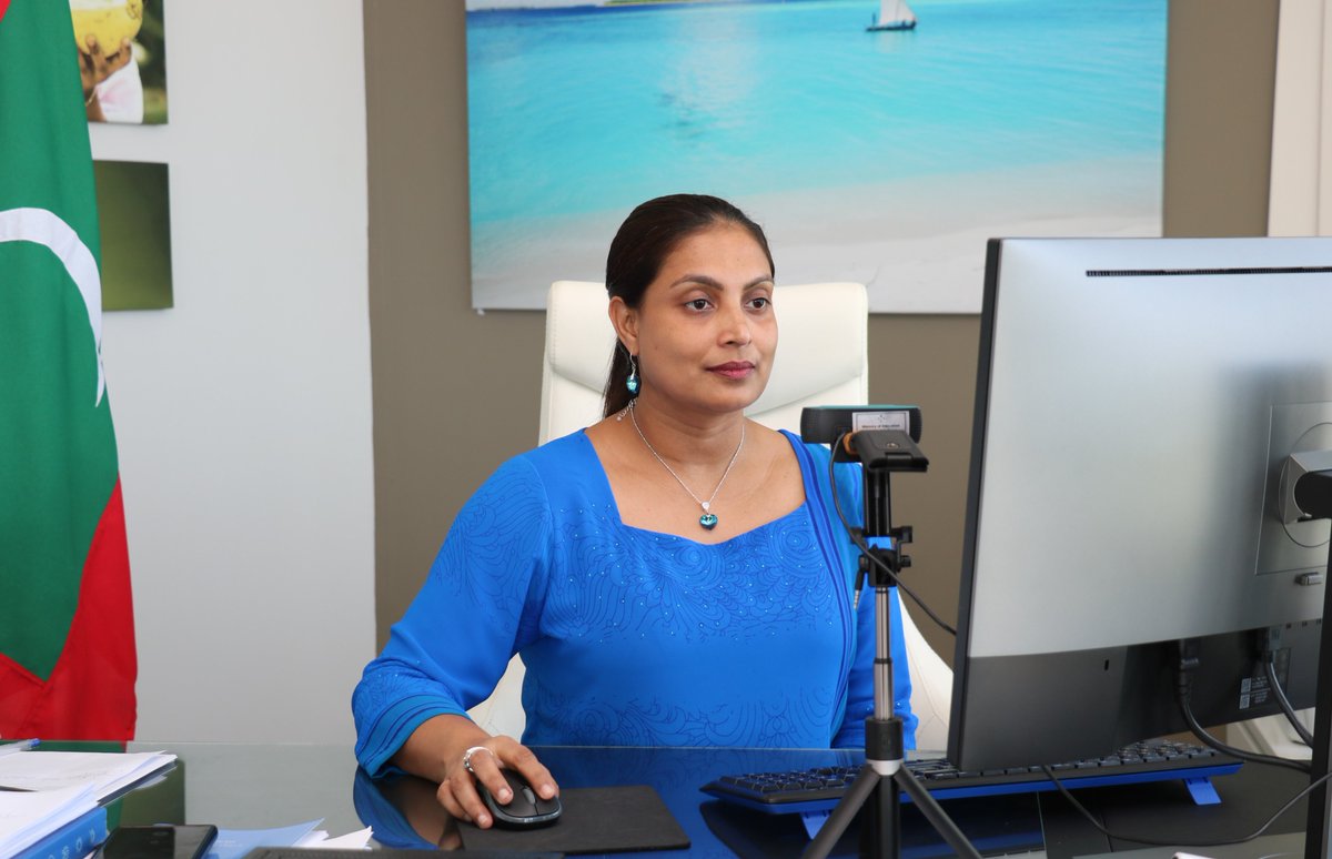 MoEdumv's tweet photo. ތަޢުލީމުގެ ޤާނޫނަށް މިއަދު ޢަމަލުކުރަން ފެށުމާއި ގުޅިގެން ބޭއްވި ޚާއްޞަ ޙަފްލާ. މި ޙަފްލާގައި މިނި��ްޓަރ ޑރ. ޢާއިޝަތު ޢަލީ ވަނީ ތަޢުލީމުގެ ޤާނޫނުގެ ހާޑްކޮޕީ ނެރެދެއްވާފައި. https://t.co/vAImSaUqTB