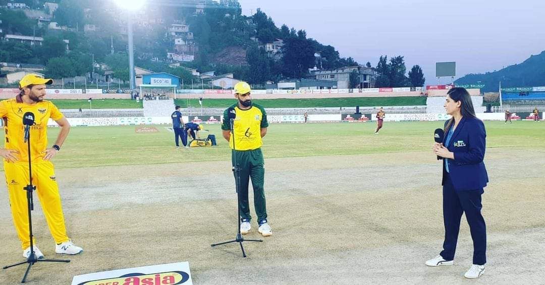 Usamaav's tweet photo. That right there are the three former Captains of Pakistan Cricket Team, Legends safe to say. #KPL2020

@SAfridiOfficial @MHafeez22 @mir_sana05 https://t.co/8DM3iGyNx9
