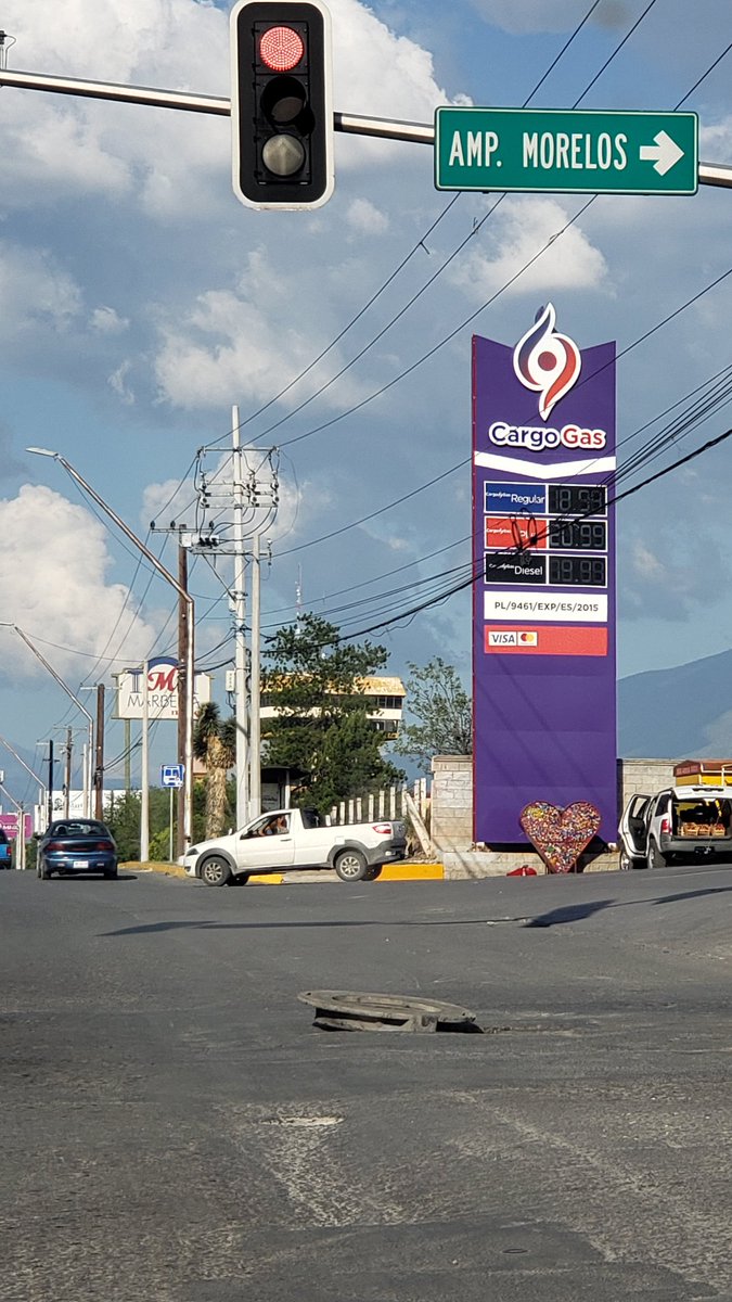 Rambiux's tweet photo. Que onda con baches en la tarde una alcantarilla destapada y ahorita otra, quien paga los daños @SaltilloGob  @nSaltillo https://t.co/NxqmLBf8rH