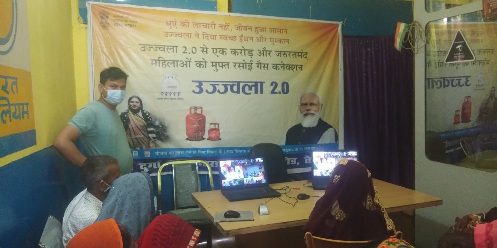 durgagas_bpcl's tweet photo. #PMUjjwala2 Beneficiary ladies are listening and watching live telecast of launching PMUjjwala2 by Hon’ble Prime Minister in Mahoba today. @sami0710BPC
@BPCLMuzaffarpur @rksingh4145 @BPCLimited @BPCLLPG https://t.co/sF08Ecp2P0