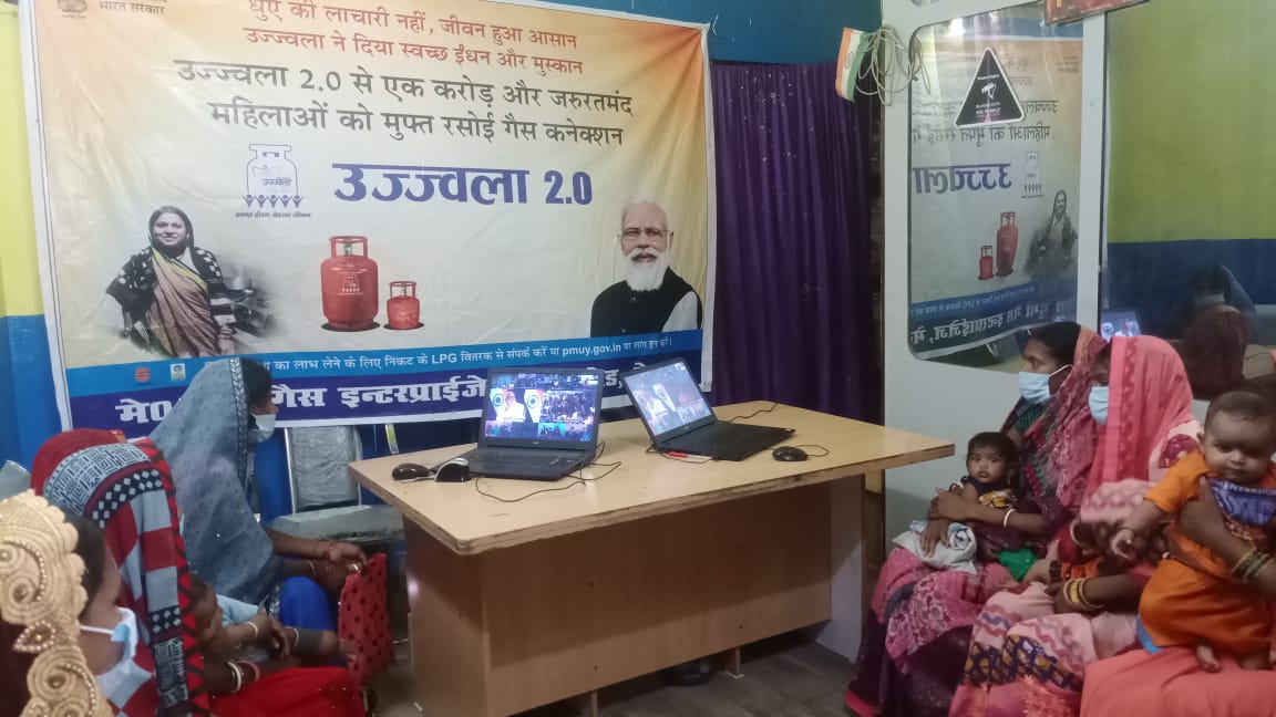 durgagas_bpcl's tweet photo. #PMUjjwala2 Beneficiary ladies are listening and watching live telecast of launching PMUjjwala2 by Hon’ble Prime Minister in Mahoba today. @sami0710BPC
@BPCLMuzaffarpur @rksingh4145 @BPCLimited @BPCLLPG https://t.co/sF08Ecp2P0