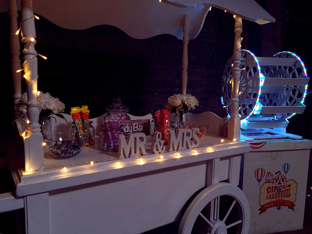 LetterboxSnacks's tweet photo. Partying into the night? 

Both the Candy Cart &amp; Ferris wheel come with lighting 😎💡so you can enjoy tasty snacks whatever the hour 😋

Taking bookings now for 2021/22, make sure you secure your date to avoid disappointment 🔏 https://t.co/7mdPeLHPxM