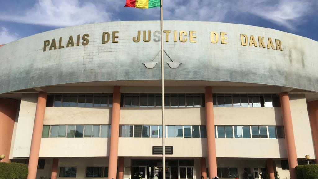 MamadyworldTv's tweet photo. #PalaisDeJustice 
la procureure #AdjaFatouDiouf est tombée en syncope. Assise sur son fauteuil, elle donnait l’impression de suivre l’audience, mais en réalité ce n’était pas le cas.
#MamadyWorldTv https://t.co/noD24RwzwR