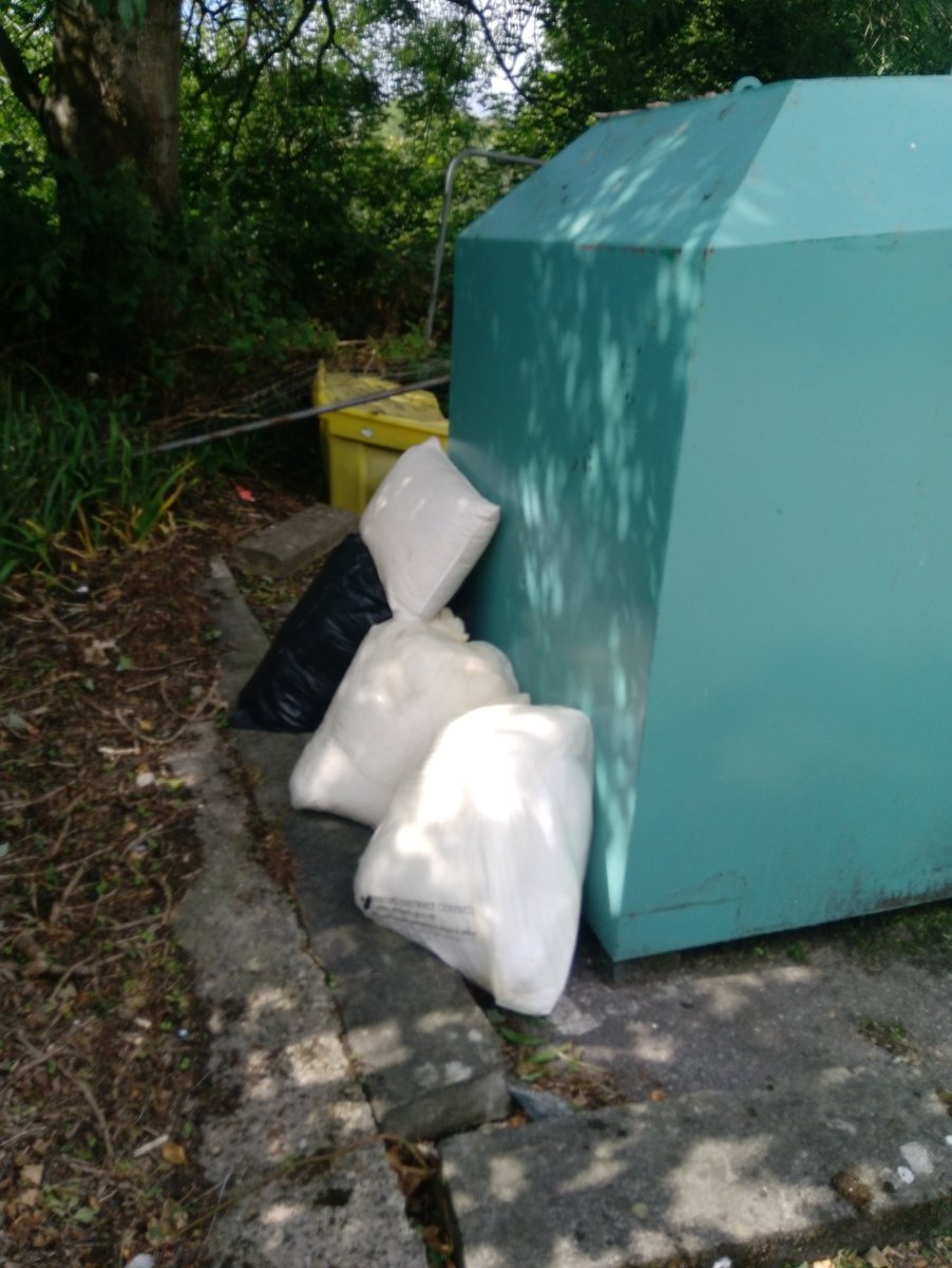 sdc_wardens's tweet photo. Craig on patrol in #cheapside #stroud
Found bedding behind the #clothesbank
This is still #flytipping .Slots are available at #pykequarry.
Neighbourhood wardens working together for a cleaner and greener district 👍🌄 https://t.co/ojtdInu87m