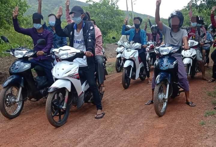 maymelin10's tweet photo. To overthrow the Genocidal Military Junta, youths in Mawlamyine, Mon State, marched on their motorcycles, waving three fingers in salute. LEGALIZATION OF NUG #Aug10Coup  #WhatsHappeningInMyanmar https://t.co/xUiO66bJsT