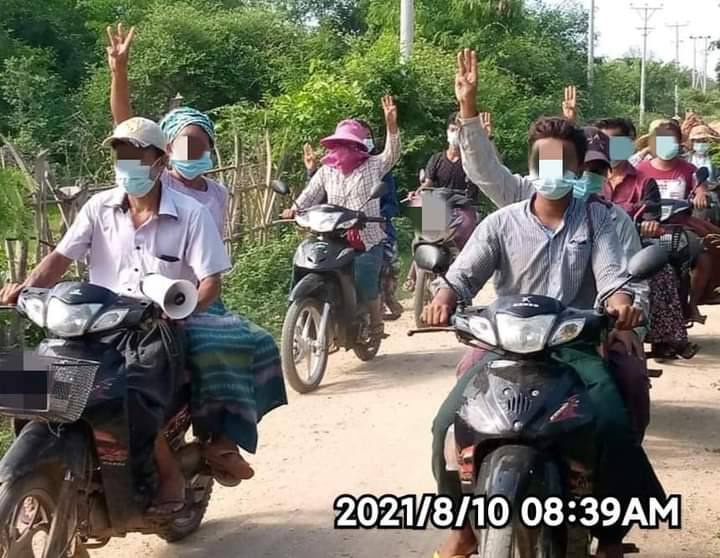 maymelin10's tweet photo. The Basic Education General Strike Committee in #Myaing Tsp, #Magway Region, marched with motorbikes &amp; sang slogans in protest of the Caretaker War Dog. LEGALIZATION OF NUG #Aug10Coup  #WhatsHappeningInMyanmar https://t.co/b90qdo4wRk
