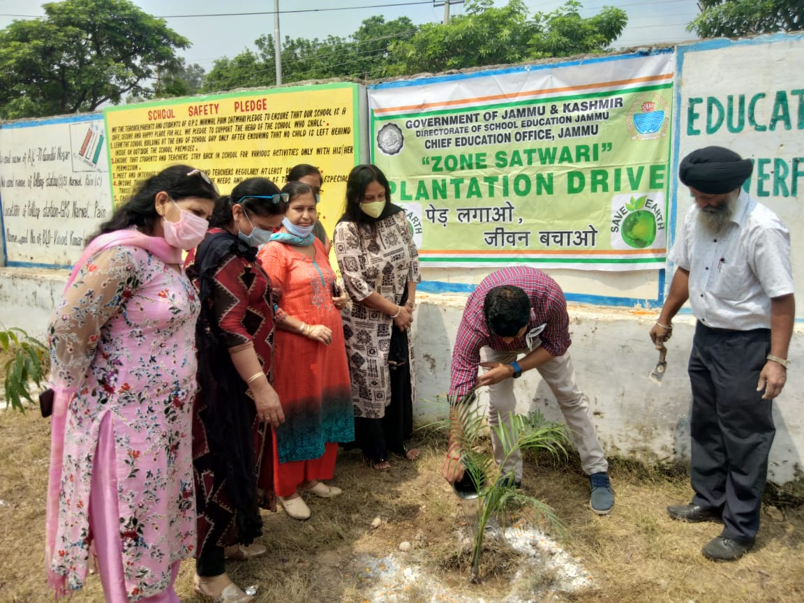 disha_jammu's tweet photo. Ajay Salaan KAS, District Social Welfare Officer Jammu inagurated Plantation drive at Govt. Primary School Narwal Pain Satwari Jammu. ZEO Satwari and Staff members of the School were also present on the occasion.@hello_anshul @AjaySalaan @diprjk https://t.co/Q3tEAvBdMA