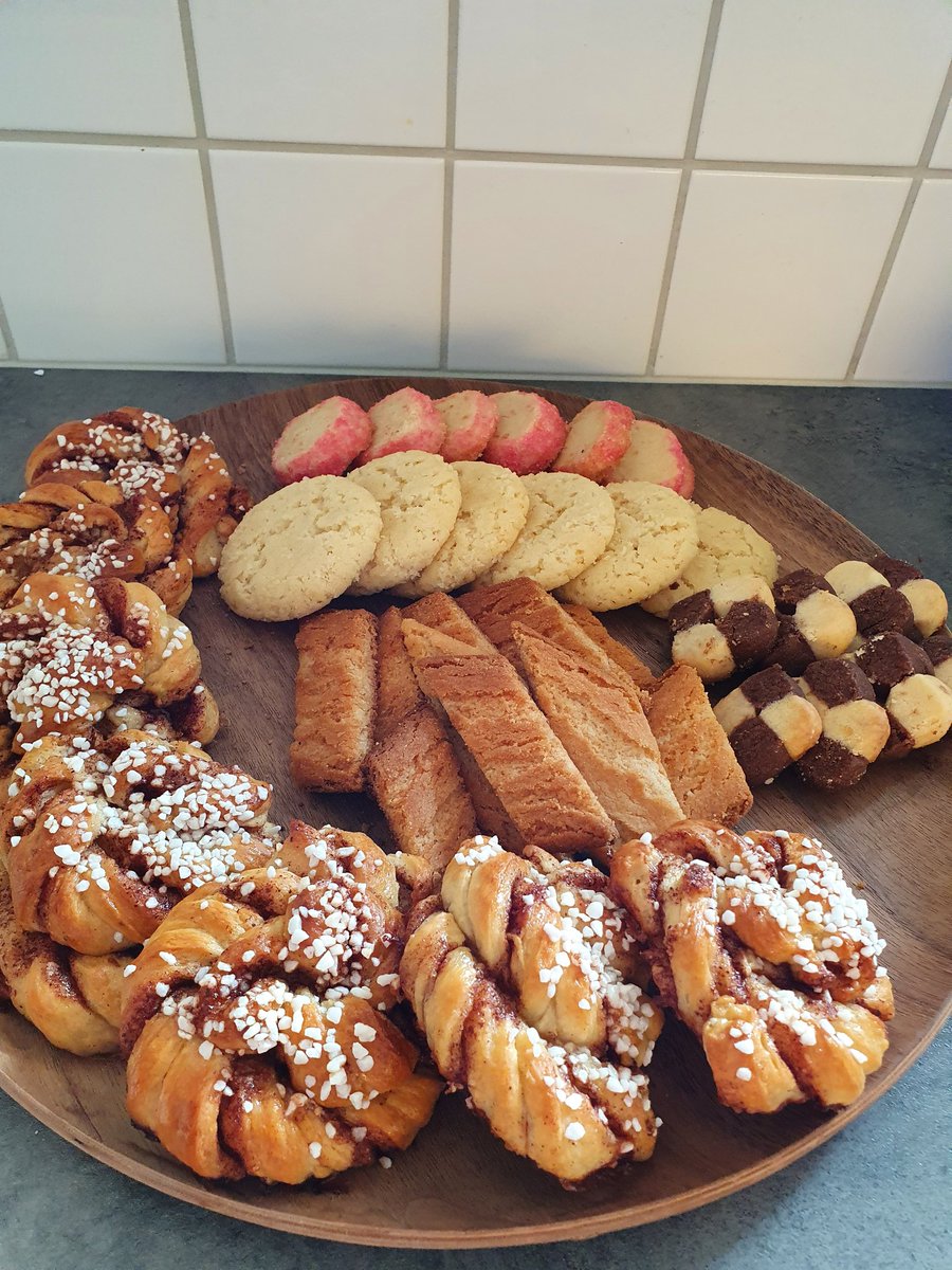 Flinisan's tweet photo. Igår hade jag en av mina bästa födelsedagar i livet 💓
Bakade en vegans prinsesstårta HELT själv?
Kramades hela dagen, mamma överraskade mig med att komma hem från Skåne 3 veckor tidigare🥺
💛💛Fy va fint livet kan va💛💛 https://t.co/DhojeojRry